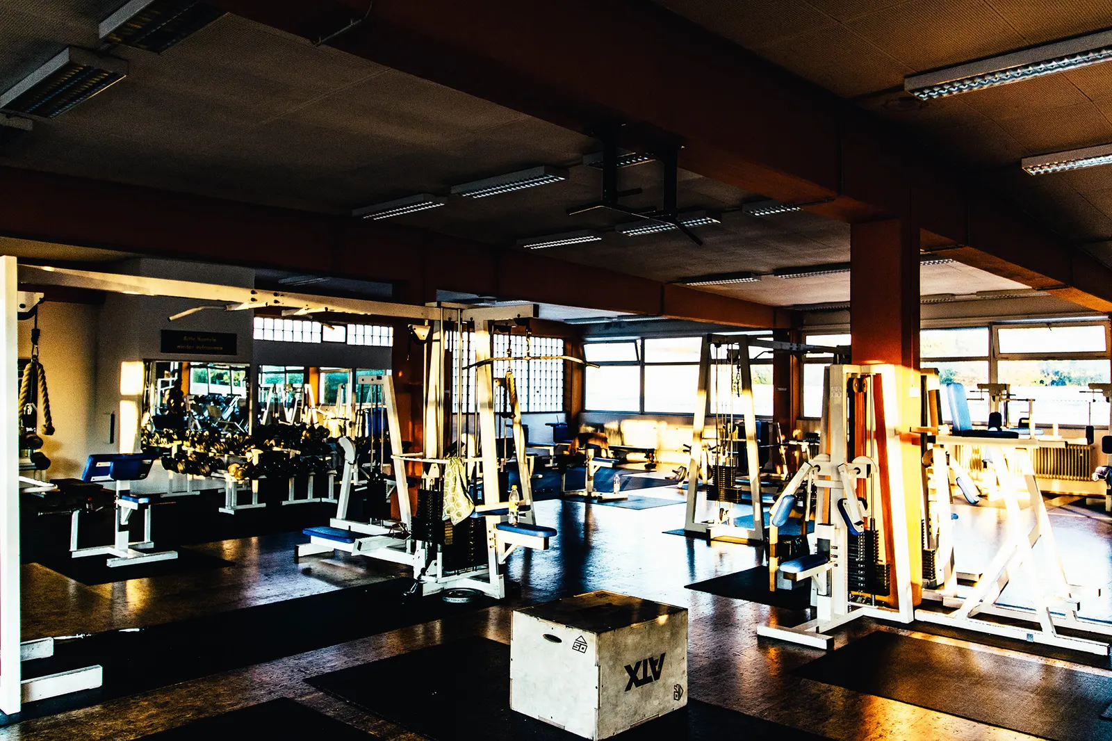 Weitläufige Trainingsfläche mit Kraftgeräten im Quickfit24