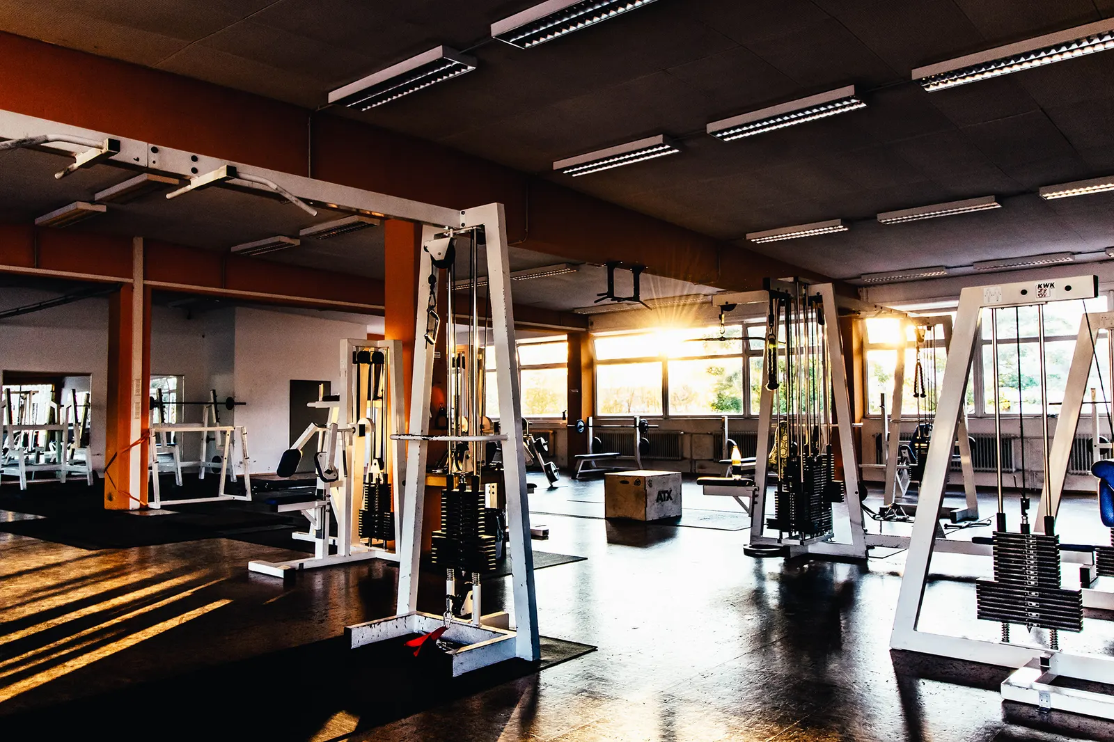 Trainingshalle des Quickfit24 im Abendlicht