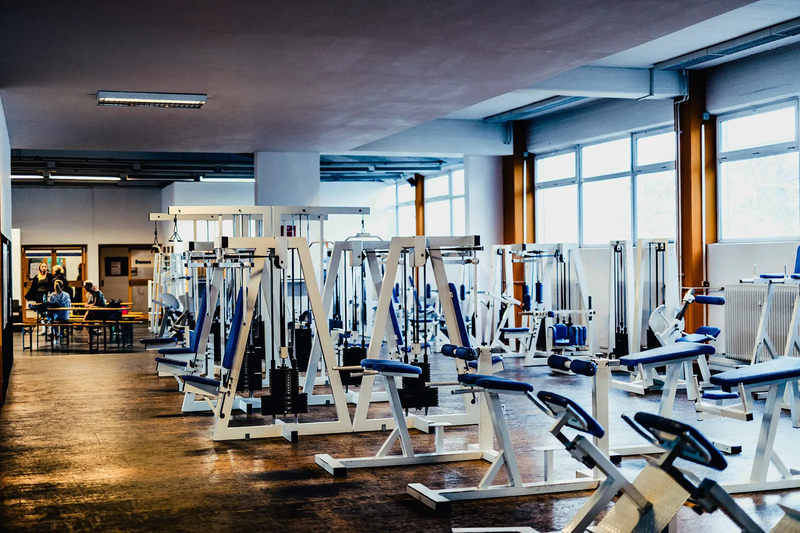 Hell beleuchtete Gerätefläche im Quickfit24 Augsburg